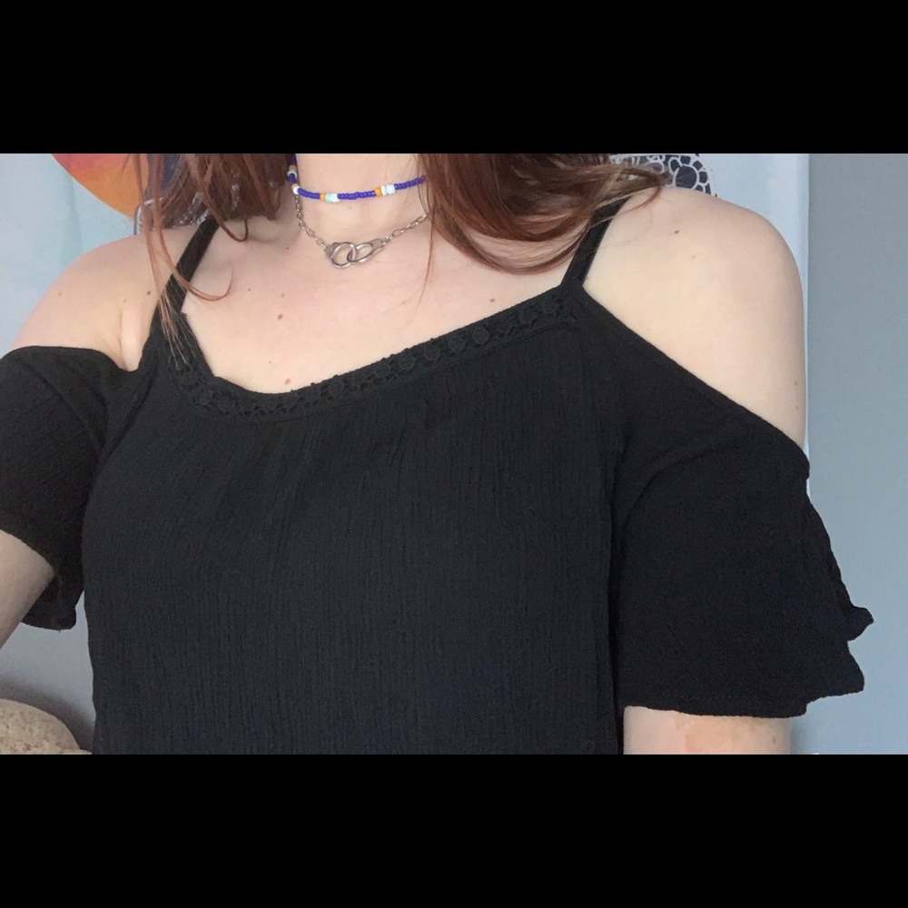 Shoulder cut patterned blouse